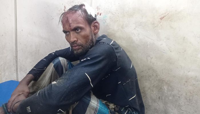 খুনিকে গণধোলাই দিয়ে পুলিশে দিল এলাকাবাসী 