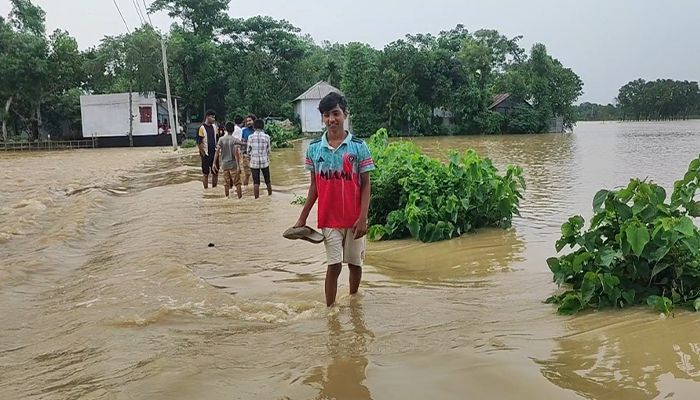 উত্তর-পূর্বে বন্যা পরিস্থিতি, দক্ষিণে ভূমিধস