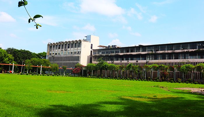 ৩ ছাত্রীকে সাময়িক বহিষ্কার, দুজনকে অর্থদণ্ড
