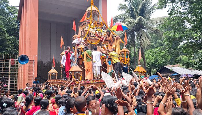 সারা দেশে আনন্দমুখর পরিবেশে রথযাত্রা উৎসব