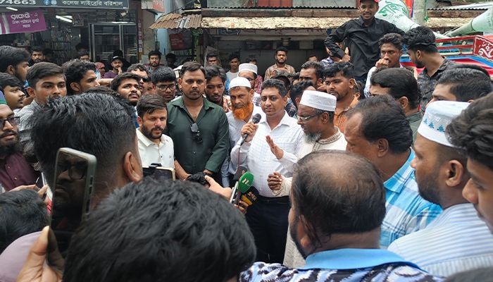 বরিশাল বিএম কলেজ শিক্ষার্থীদের পাঁচ দফা দাবিতে সড়ক অবরোধ