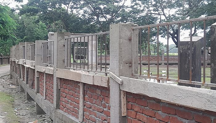 বাউফলে প্রাথমিক বিদ্যালয়ের সীমানা প্রাচীর নির্মাণে অনিয়ম