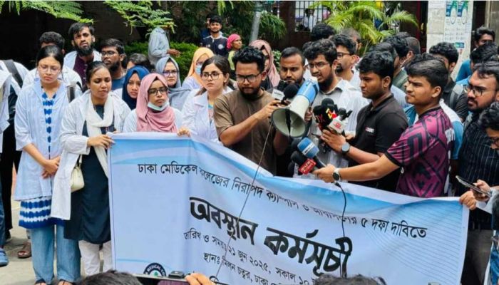 ঢামেক অনির্দিষ্টকালের জন্য বন্ধ ঘোষণা, শিক্ষার্থীদের হল ছাড়ার নির্দেশ