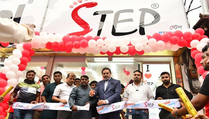 খুলনার ডাকবাংলায় স্টেপ ফুটওয়্যারের নতুন শোরুম উদ্বোধন