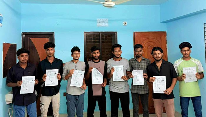 জামালপুরে পরীক্ষায় অংশ নেওয়ার সুযোগ পেলেন ১২ শিক্ষার্থী