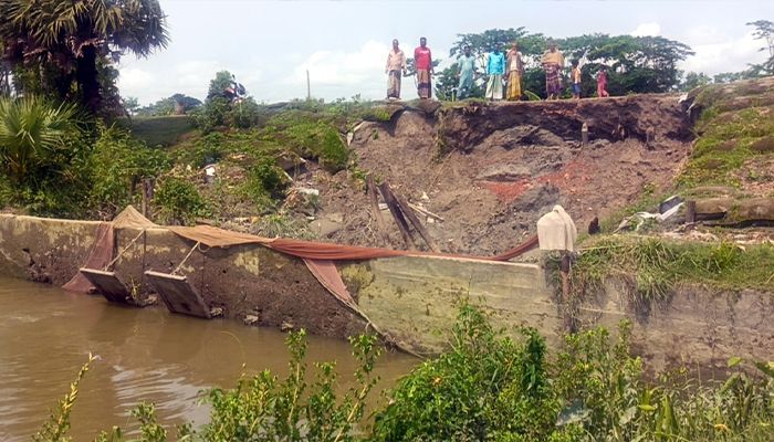কলাপাড়ায় বেড়িবাঁধসহ স্লুইস গেট ধসে পড়ার শঙ্কা 