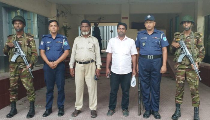 চাল বিতরণে ঘুষ লেনদেনের অভিযোগে চেয়ারম্যান ও ইউপি সচিব আটক