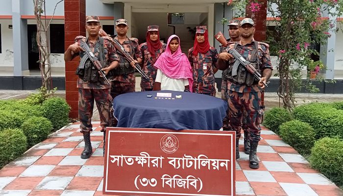 যশোর ও সাতক্ষীরায় ১১টি স্বর্ণের বারসহ দুই পাচারকারী আটক