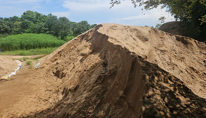 কোটি টাকার জব্দকৃত বালু নিয়ে যাচ্ছে লুটেরা চক্র