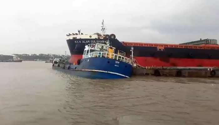 পশুর নদীতে এক কার্গোর ধাক্কায় ডুবলো আরেক কার্গো জাহাজ