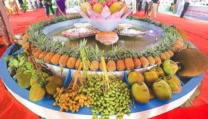রাজধানীর খামারবাড়ি এখন ফলের রাজ্য