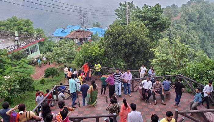 ঈদের ছুটিতে বান্দরবানে পর্যটকের উপচে পড়া ভিড়