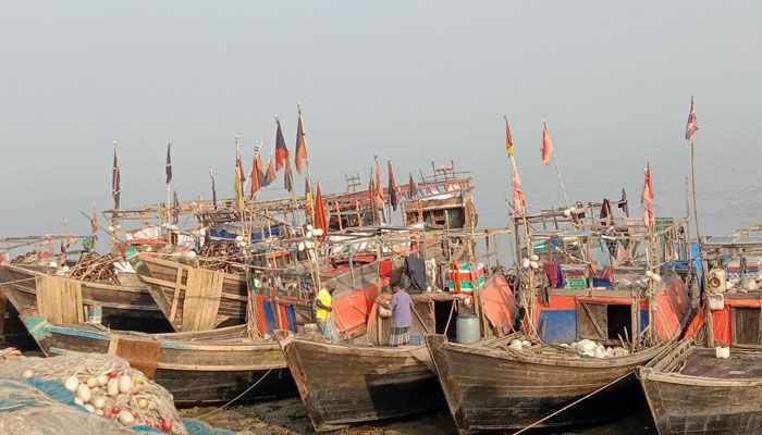 লম্বা নিষেধাজ্ঞা শেষে মধ্যরাতেই সাগরে যাচ্ছেন জেলেরা