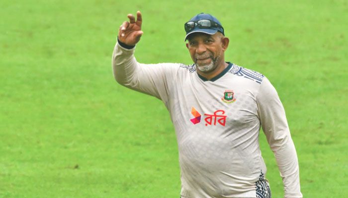 দ্বিতীয় ইনিংসে নজর সিমন্সের