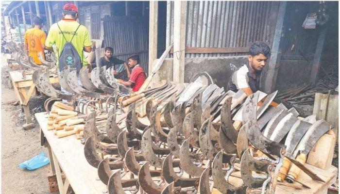 ফুরসত নেই কামারপাড়ায়