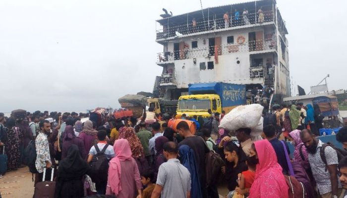 পাটুরিয়া ঘাটে ঘরমুখো মানুষের ঢল