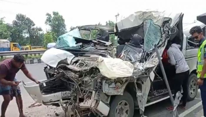 টাঙ্গাইলে ট্রাকের পেছনে মাইক্রোবাসের ধাক্কা, নিহত ৩