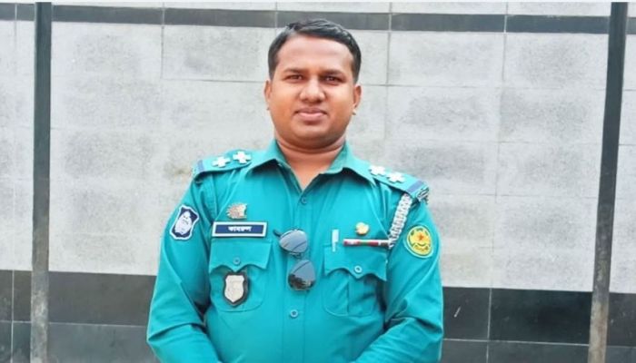 রাজধানীতে বাসের ধাক্কায় পুলিশ কর্মকর্তা নিহত