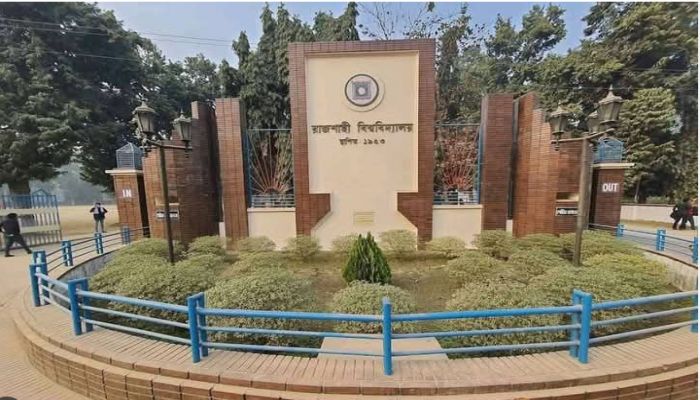 শার্ট-ক্যাপ পরিয়ে রাবি হলে বান্ধবীকে প্রবেশের পর রাত্রিযাপন!