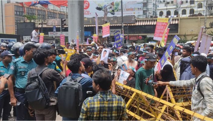যমুনায় যেতে চাওয়া ফেরত প্রবাসীদের পুলিশের বাঁধা
