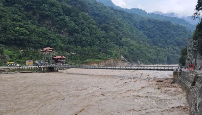 সিকিমে ভারী বর্ষণ ও ভূমিধসে আটকা প্রায় ১৩০০ পর্যটক