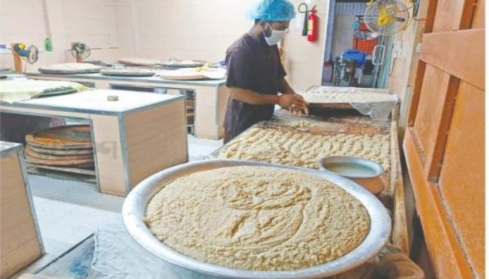মিষ্টির জগতে বিখ্যাত নাম মুক্তাগাছার মণ্ডা