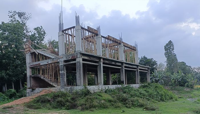 ফটিকছড়িতে ঝুঁকিপূর্ণ ভবনে পাঠদান
