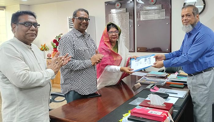 বুধবার আলোচনা সভায় বিআরটিএর চেয়ারম্যান আবু মমতাজ সাদ উদ্দিন আহমেদের কাছে নীতিমালাটি হস্তান্তর করেন নারী উন্নয়ন শক্তির নির্বাহী পরিচালক ড. আফরোজা পারভীন। প্রবা ফটো