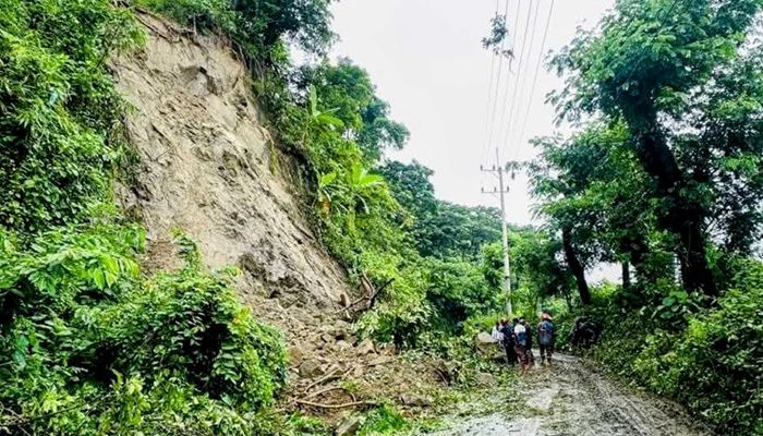 টানা বৃষ্টিতে পাহাড় ধসের শঙ্কা, চট্টগ্রাম নগরীতে জলাবদ্ধতা