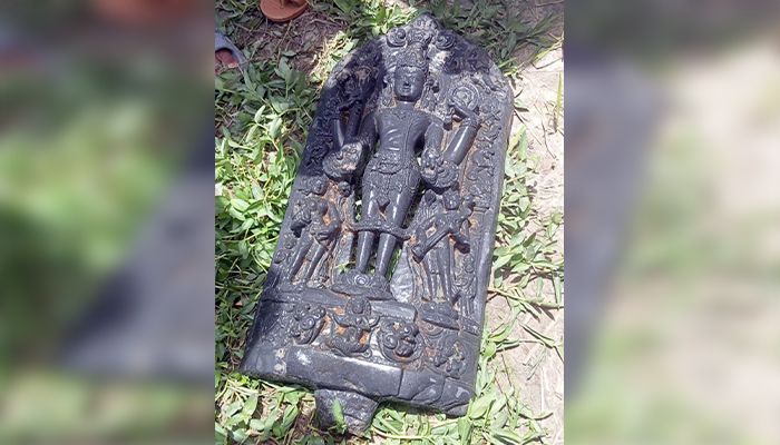 পুকুর থেকে কষ্টিপাথরের বিষ্ণুমূর্তি উদ্ধার