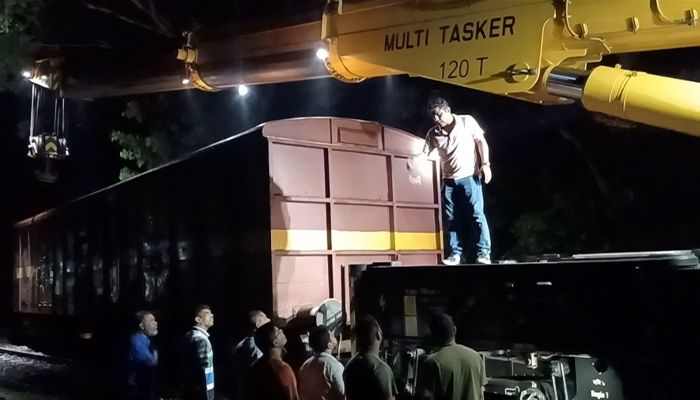 ৫ ঘণ্টা বন্ধ থাকার পর খুলনার সঙ্গে সারা দেশের ট্রেন চলাচল স্বাভাবিক