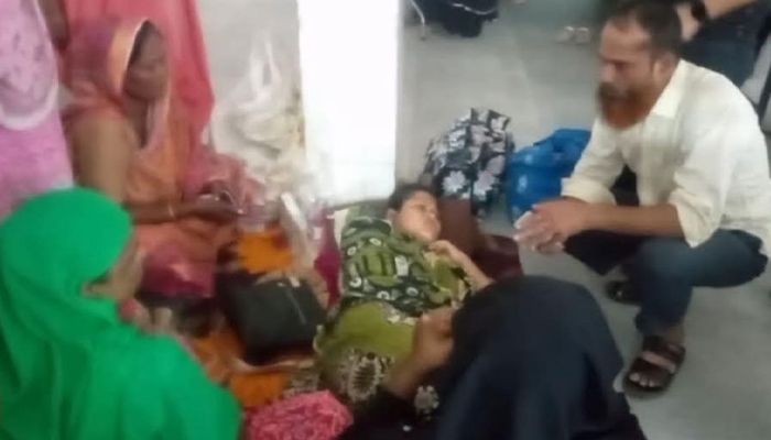 যৌতুকের টাকার জন্য স্ত্রীর গায়ে ফুটন্ত ভাত ঢেলে দিল স্বামী