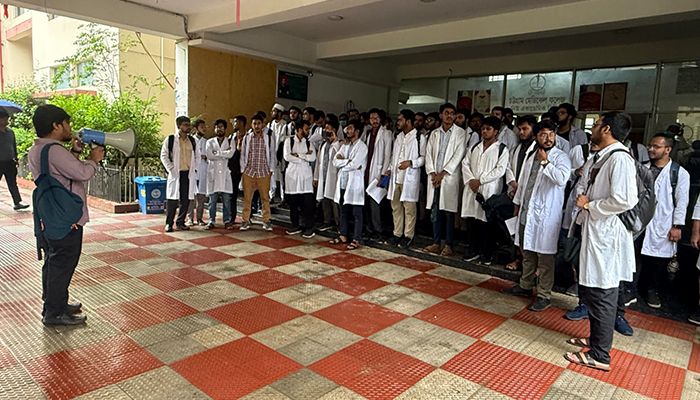 ছাত্রলীগের সংস্কৃতি ফেরানোর চেষ্টার প্রতিবাদে শিক্ষার্থীদের হুঁশিয়ারি 