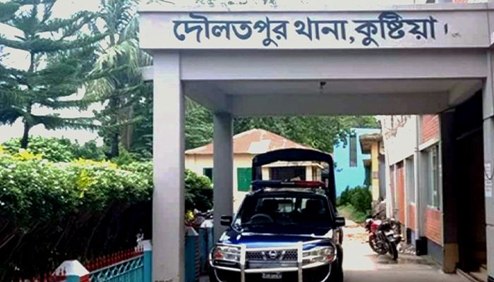 দৌলতপুরে গৃহবধূর লাশ কবর দিতে দেয়নি পুলিশ
