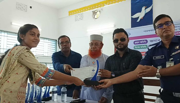 দুমকীতে কৃতী শিক্ষার্থীদের সংবর্ধনা 
