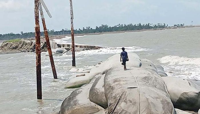জীবন ও সম্পদ রক্ষার পদক্ষেপ নিন 