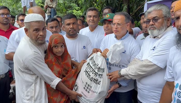 বন্যায় ক্ষতিগ্রস্তরা পেলেন বিজিএমইএর খাদ্যসামগ্রী