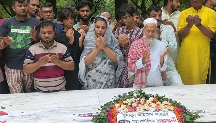 হ‍ুমায়ূন স্মরণে নুহাশপল্লীতে স্বজন ও শুভানুধ্যায়ীদের ভিড় 