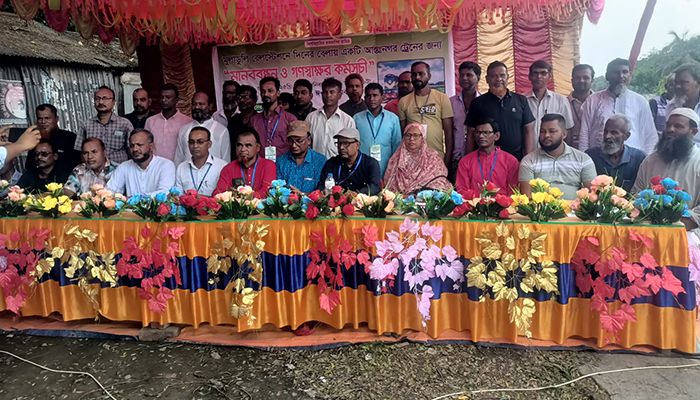 মুলাডুলি স্টেশনে আন্তঃনগর ট্রেনের যাত্রাবিরতির দাবিতে মানববন্ধন