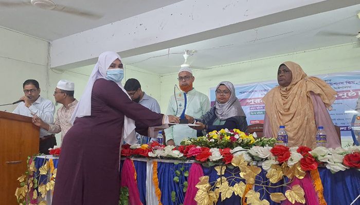 কিশোরগঞ্জে পারফরম্যান্স বেজড গ্র্যান্টস স্কিমের আওতায় পুরস্কার বিতরণ