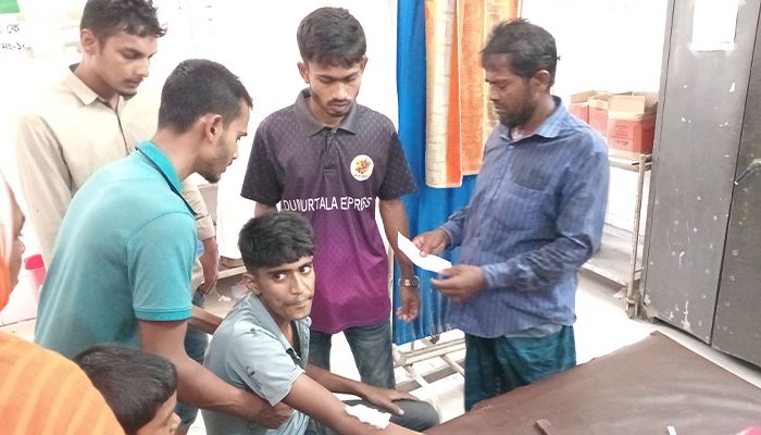নড়াইলে কুকুরের কামড়ে শিশুসহ আহত ১০