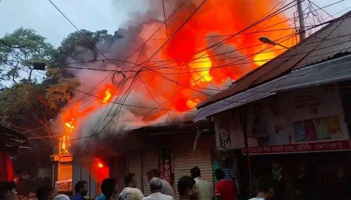নরসিংদীর মাধবদী বাজারে আগুনে পুড়ল ৪২ দোকান