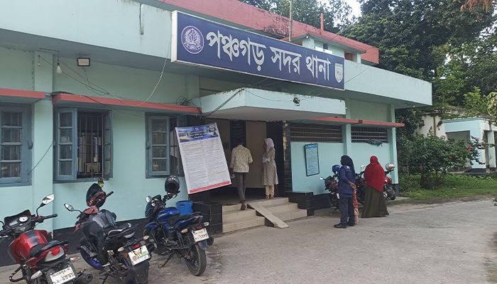 ছেলের গলায় ছুরি ধরে গৃহবধূকে সংঘবদ্ধ ‘ধর্ষণ’