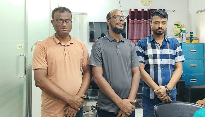 গণঅভ্যুত্থানে হামলার আসামি রাবির ৩ কর্মকর্তাকে পুলিশে সোপর্দ