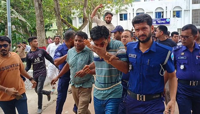 আদালতে নেওয়ার সময় যুবলীগ নেতাকে ডিম নিক্ষেপ