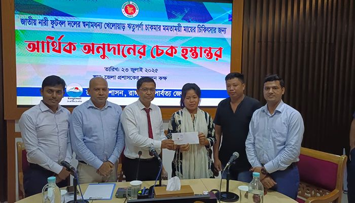 ফুটবলার ঋতুপর্ণার মায়ের পাশে দাঁড়াল সরকার 