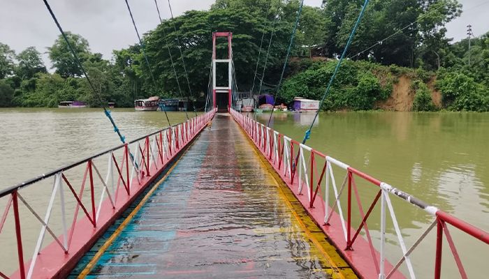 পানির নিচে ঝুলন্ত সেতু, পর্যটক চলাচলে নিষেধাজ্ঞা 