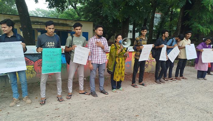 মাইলস্টোনে আহত-নিহতের পরিবারকে ক্ষতিপূরণ দাবিতে রংপুরে শিক্ষার্থীদের মানববন্ধন