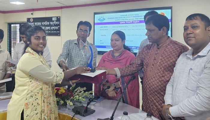 শ্রীপুরে কৃতী শিক্ষার্থীদের মাঝে শিক্ষা অফিসের পুরস্কার বিতরণ 