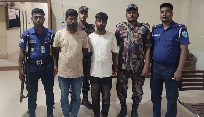 বড়লেখায় বিজিবির অভিযানে ভারতীয় পণ্য মোবাইল সিমসহ আটক ২